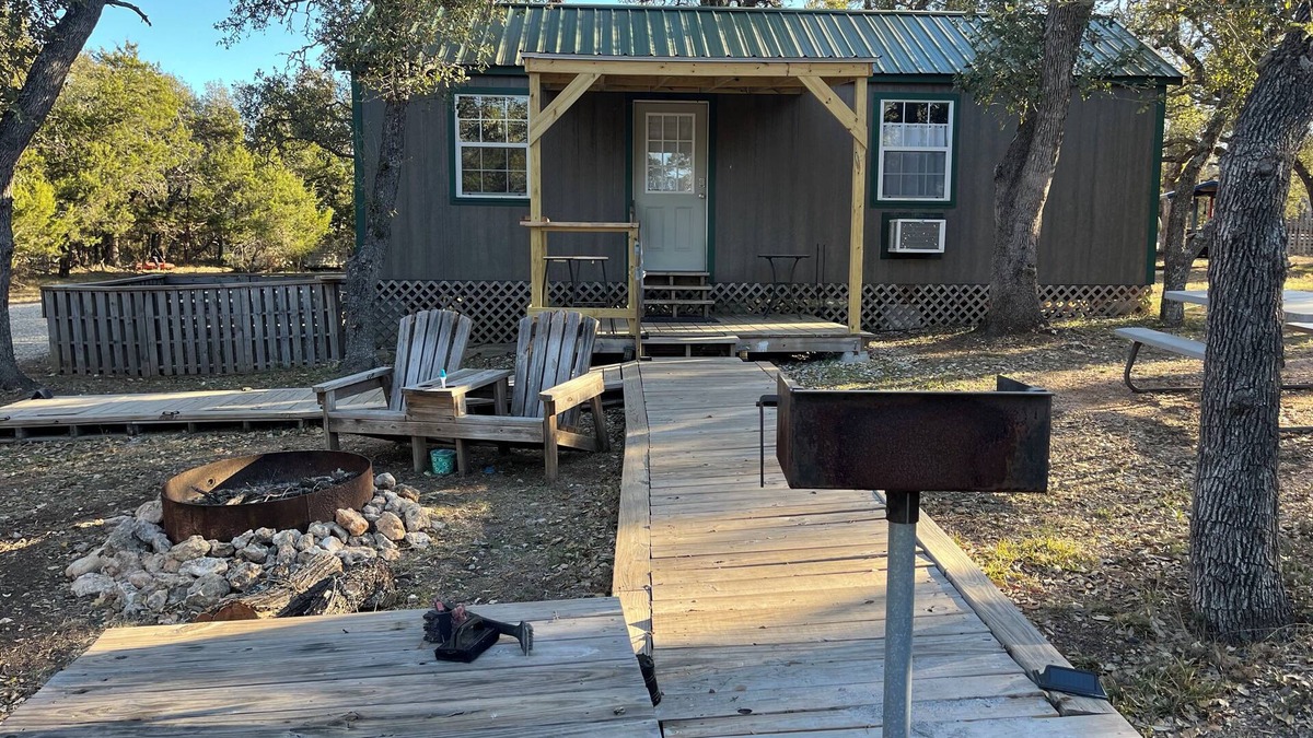 Fredericksburg Cabin | Case's Cabin - Cabin 2 - Farmhouse with covered patio