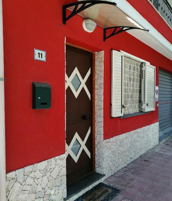 Santa Teresa di Riva Apartment | Casetta Rosso Tulipano