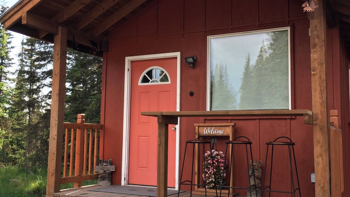 Cohoe Cabin | Casey’s Bear Den is a cozy cabin near Johnson Lake and the Kasilof River