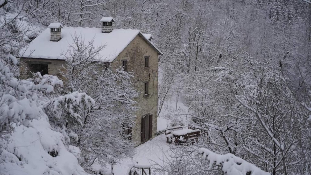 Bagno di Romagna Ski Chalet | Casina del Ponte on the river in the middle of the woods