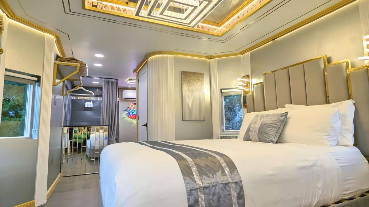 Sequim Hotel | Casino Royale at Olympic Railway Inn - Pet Friendly