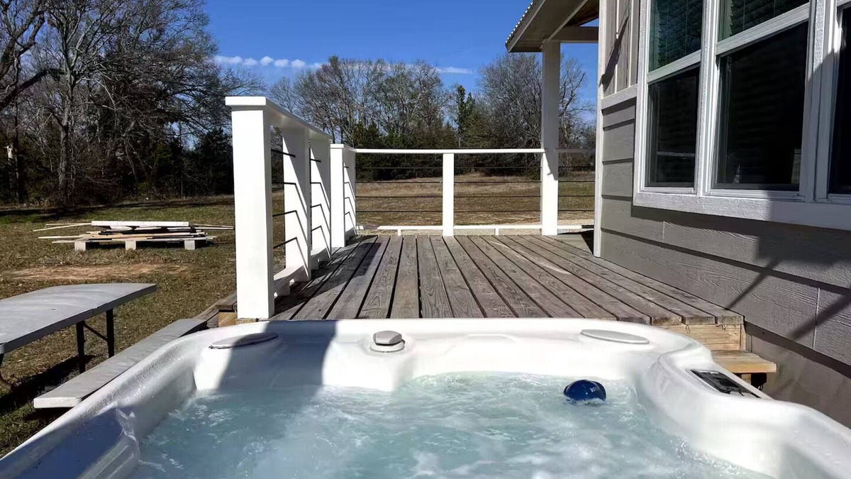 Tyler Cottage | CASITA BELLA: PRIVATE HOT-TUB, FIREPIT & GRILL.