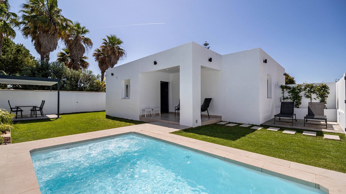 Chiclana de la Frontera House | Casita Meraki 2 with heated indoor pool, garden, terrace, and Wi-Fi