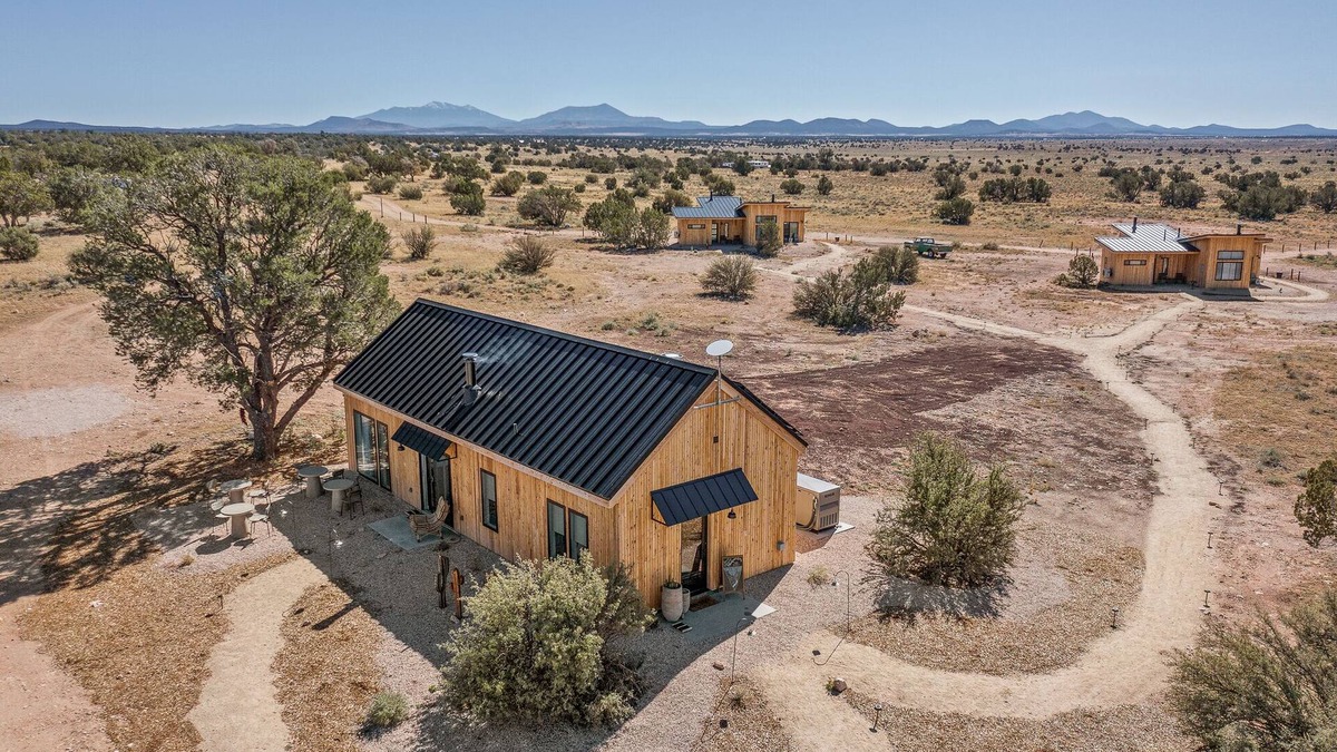 Valle Cabin | Casita Queen bed, private bath and kitchenette