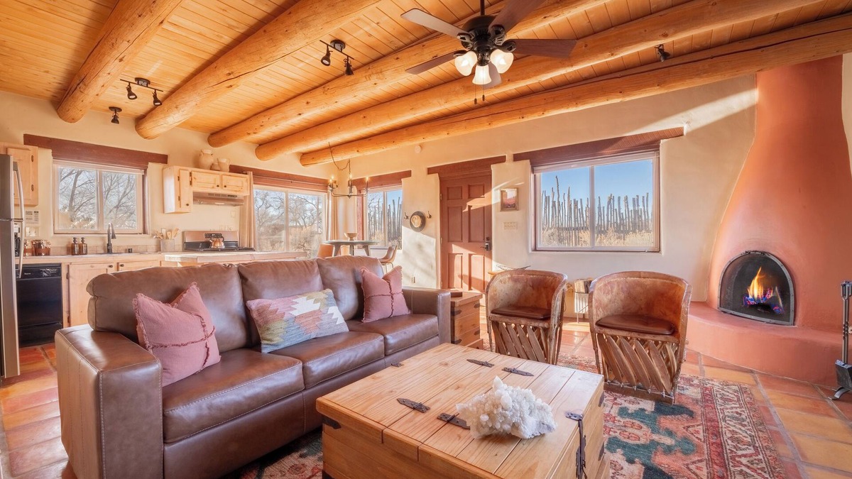 El Prado House | Casita Romantica~ Mountain Views~ Kiva Fireplace~ Hot Tub~ 8 mins to Plaza!