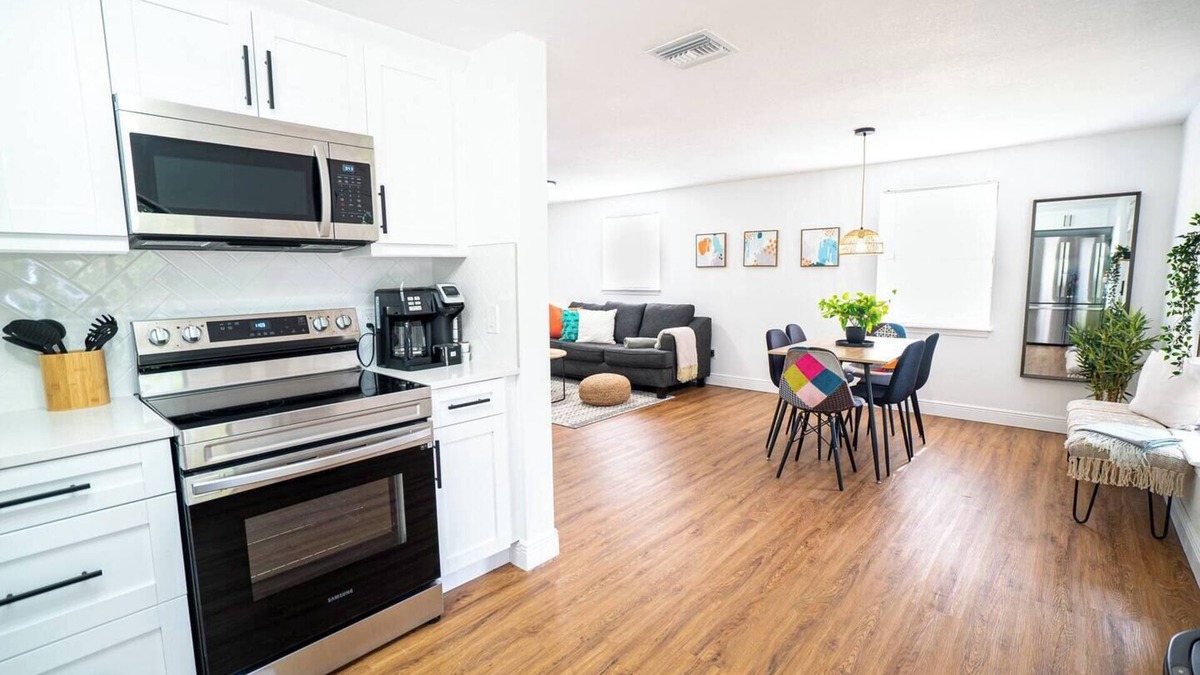 Sun Bay South House | Casita-Stylish Garden Home 5 Min to Bayshore water