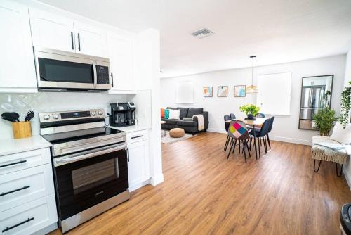 Sun Bay South House | Casita-stylish Garden Home 5 Min To Bayshore Water