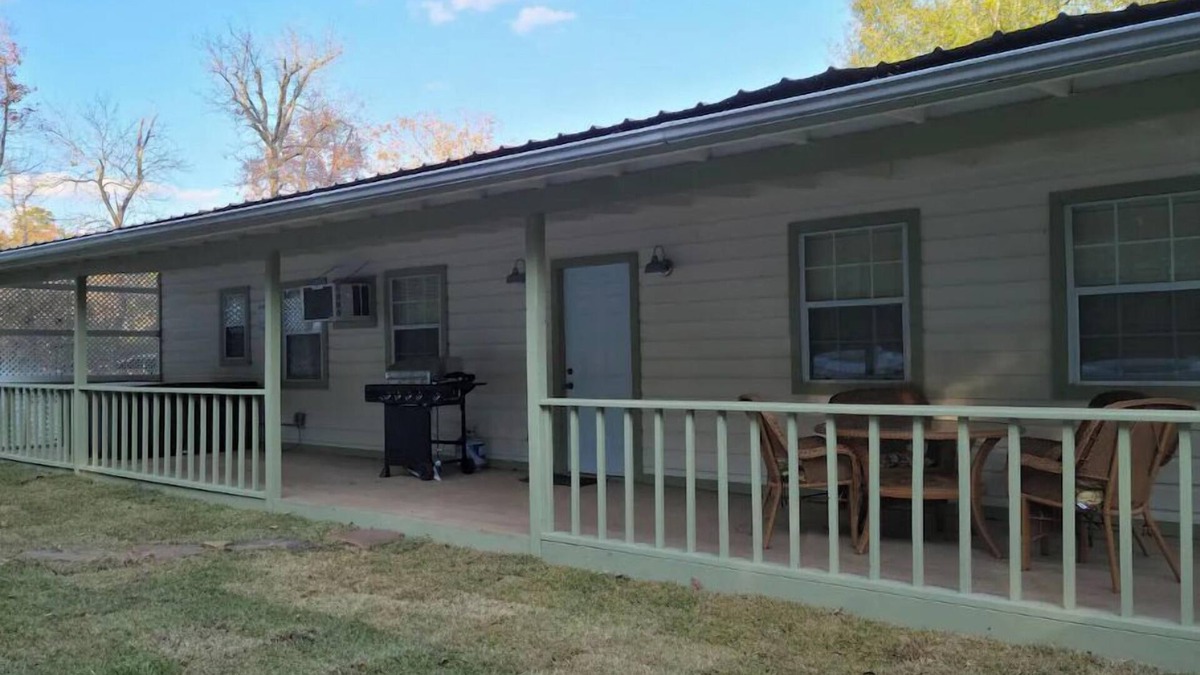 Pennington House | Cast Away - 2 Bedroom Bungalow with Hot Tub