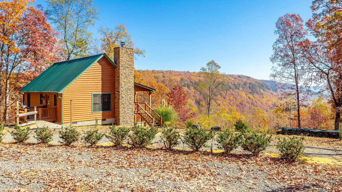South Pittsburg Cabin | Cast Iron Cabin - Hot Tub & Mountain View - Near Chattanooga