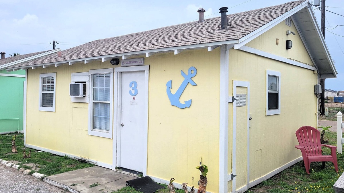Old Town Cottage | Castaway! DB3-2 Bedroom/1 Bath Standard Cottage, Walk to the Beach, Dogs OK!
