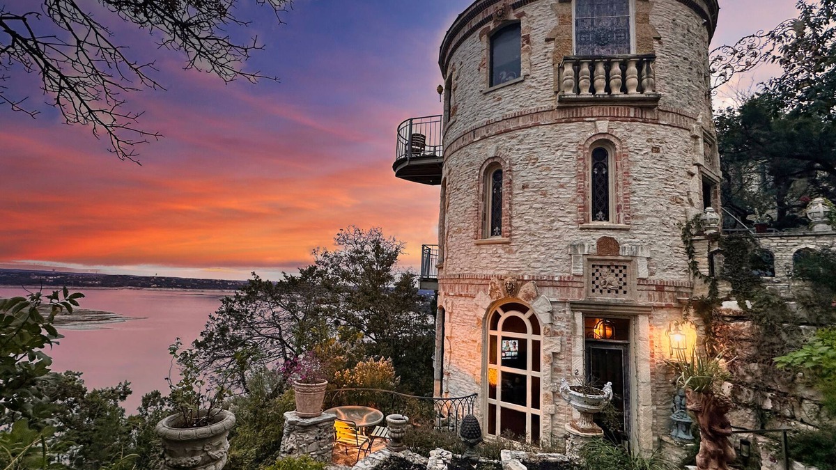 Comanche Canyon Ranch Apartment | Castle apartment #1 at Villa del Sol ~ Lake, hillside, sunsets & nature galore!