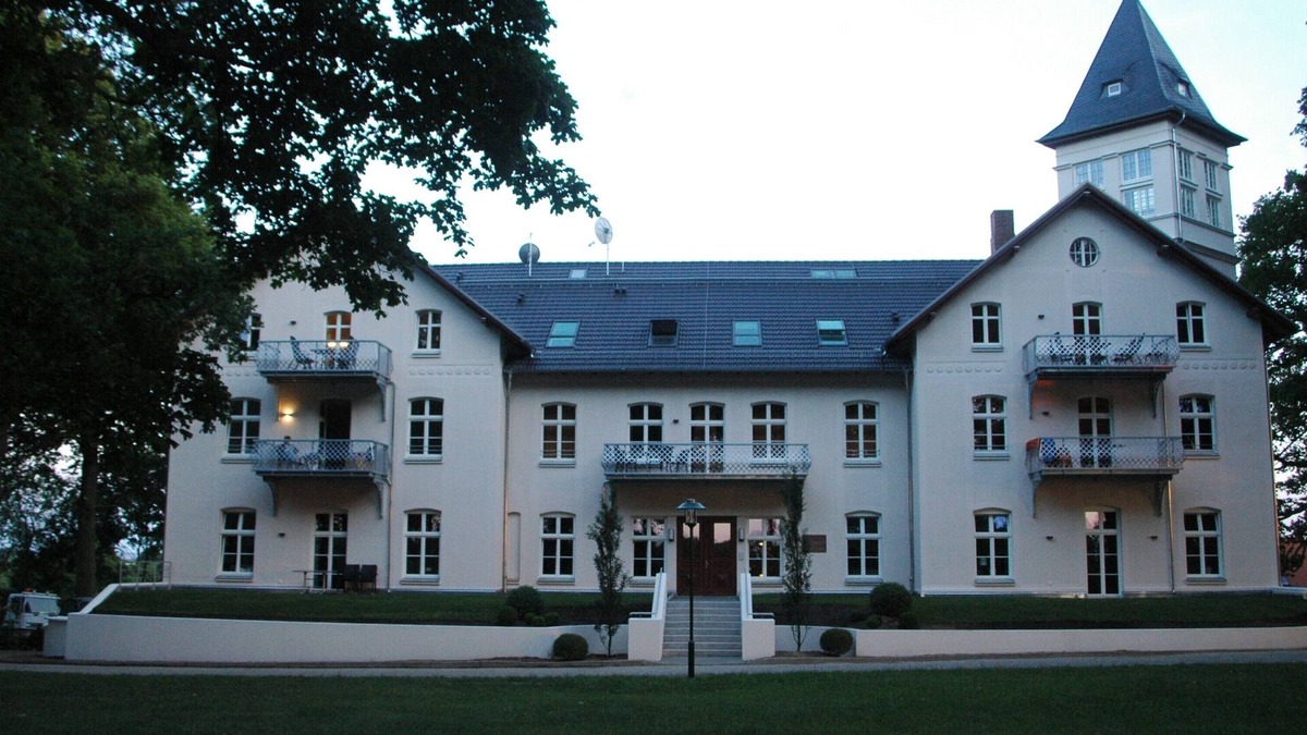 Hohen Niendorf Apartment | Castle by the sea, 3 BR., Kühlungsborn/Rerik with Ostseeblick, sauna, fireplace