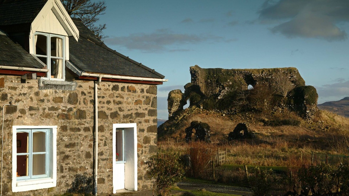 Gruline House | Castle Cottage. 2 Bedrooms. Sleeps 3.
