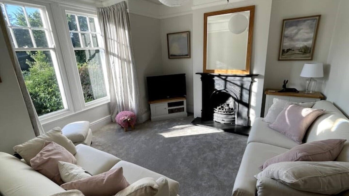 Conwy Cottage | Castle Cottage in Conwy - 2 minute walk into Conwy yet has delightful garden