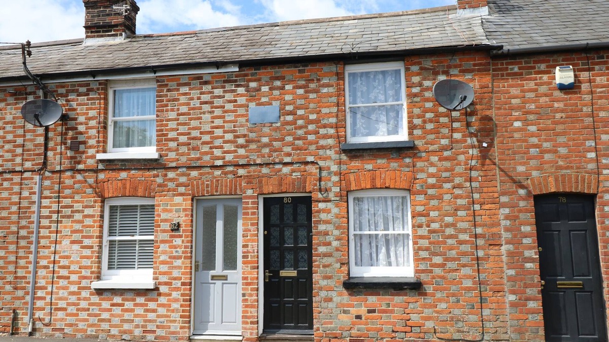 Newport Cottage | CASTLE COTTAGE, pet friendly, with a garden in Carisbrooke