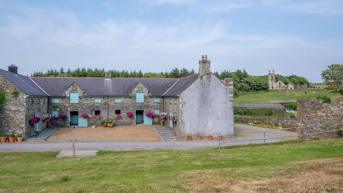 Rosscarbery Other | Castle Freke Estate, The Cow Shed Beautifully restored one bedroom apartment
