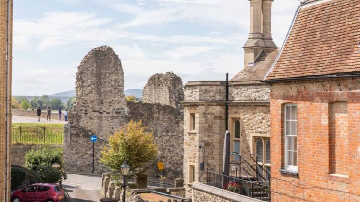 Wainscot Apartment | Castle Garden View - Two Steps from Central Rochester High Street