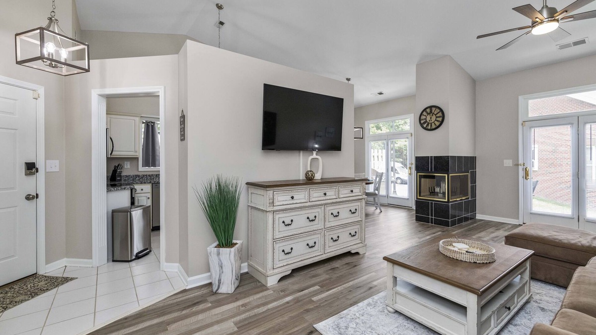 Lexington House | Castle Glow - Townhome Walk to Kroger Field - UK - Grill