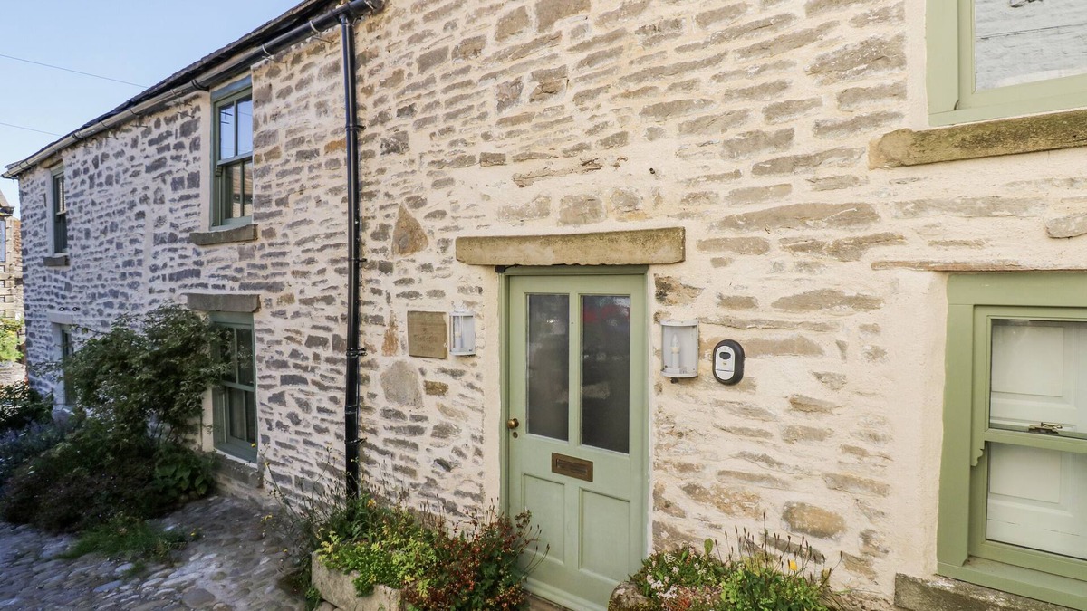 Middleham Cottage | CASTLE HILL COTTAGE, pet friendly, with open fire in Middleham