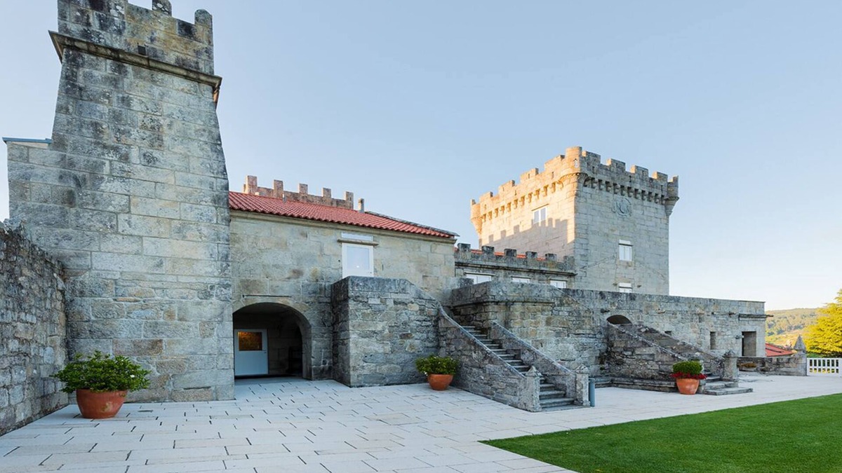 Tomino Other | Castle in Galicia