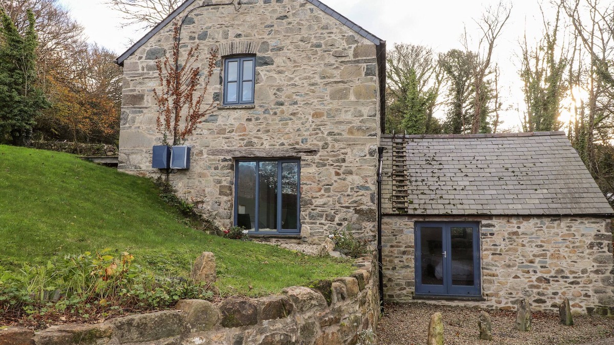 Newport Cottage | CASTLE MILL, pet friendly, with a garden in Newport, Pembrokeshire