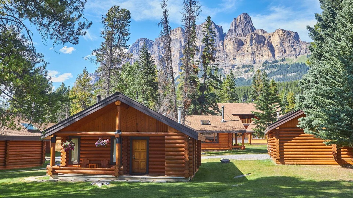 Castle Junction Hotel | Castle Mountain Chalets