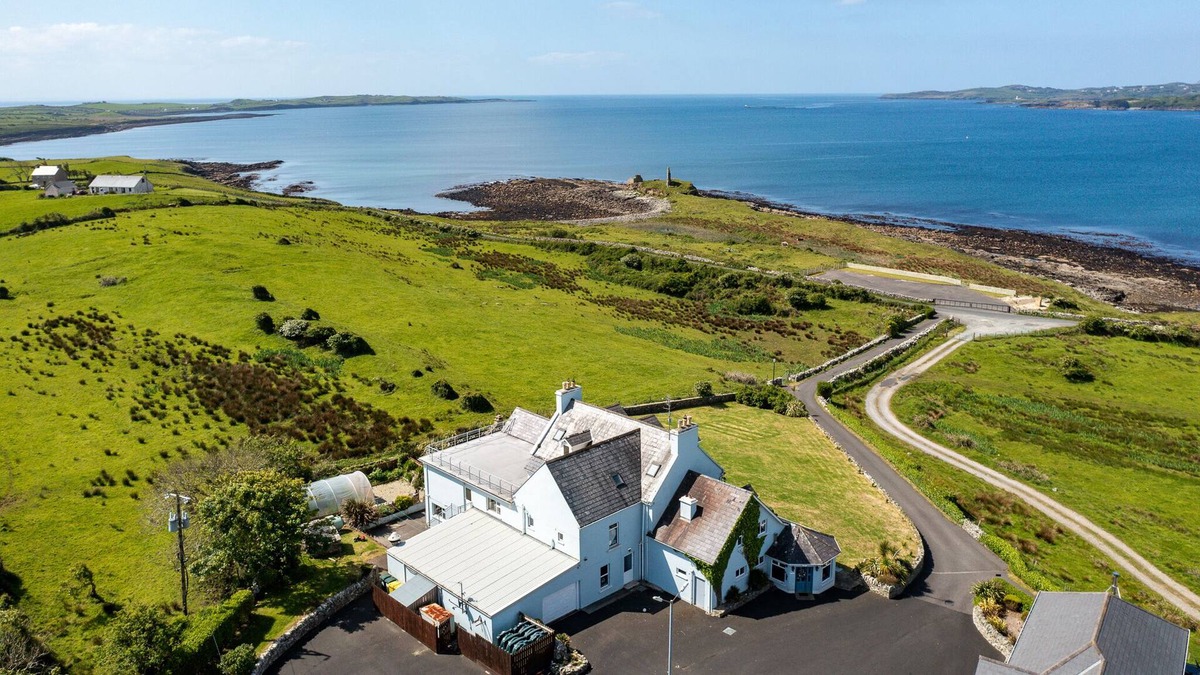 Dunkineely House | ★ CASTLE MURRAY | SLEEPS 22 | MAJESTIC VIEWS OF THE WILD ATLANTIC★