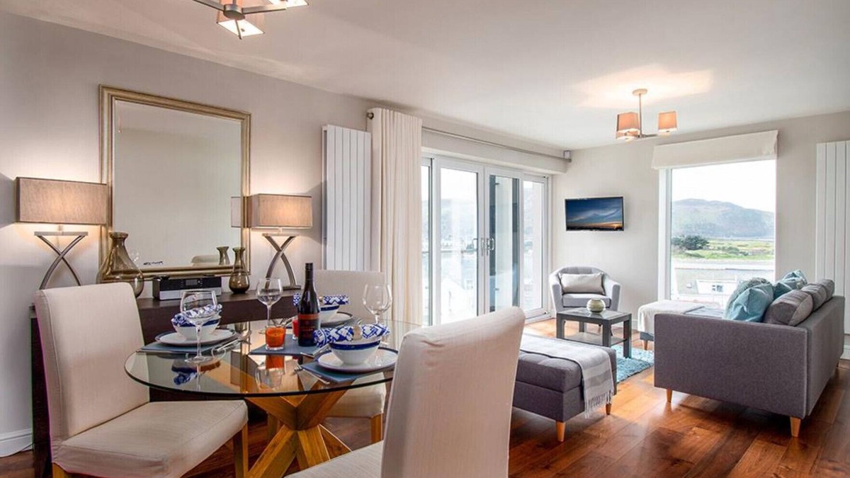 Deganwy Cottage | Castle Penthouse - One Bedroom Cottage, Sleeps 2