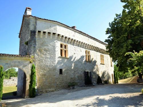 Bon-Encontre House | Castle Retreat near Villages
