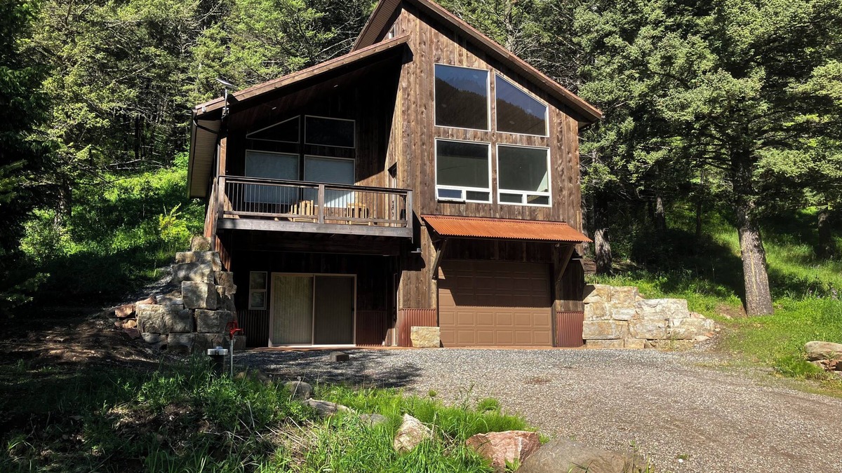 Gallatin Gateway Cabin | Castle Rock Hideaway halfway between Bozeman and Big Sky