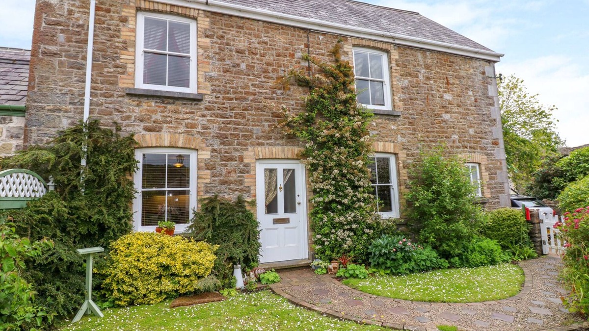Kidwelly Cottage | CASTLE SCHOOL HOUSE, pet friendly, with a garden in Kidwelly