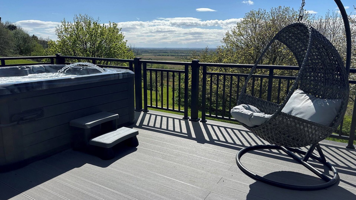 Nettleton Cottage | CASTLE TOP HAVEN, luxury holiday cottage, with hot tub in Caistor