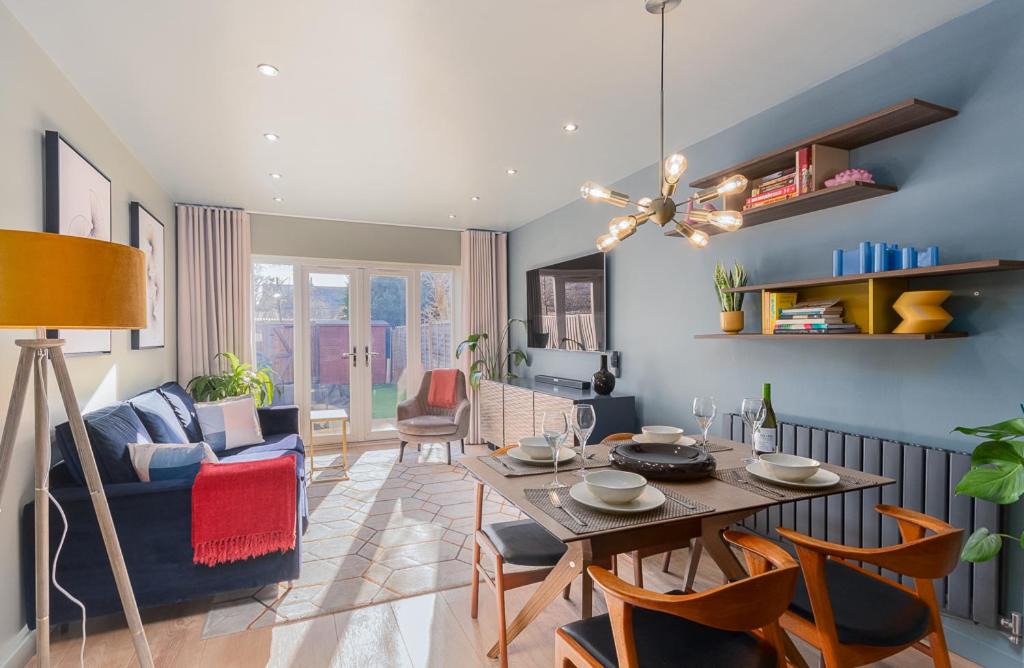 Kenilworth Apartment | Castle Townhouse Kenilworth - Private Parking - 24 Hr Gym Access - Town Centre