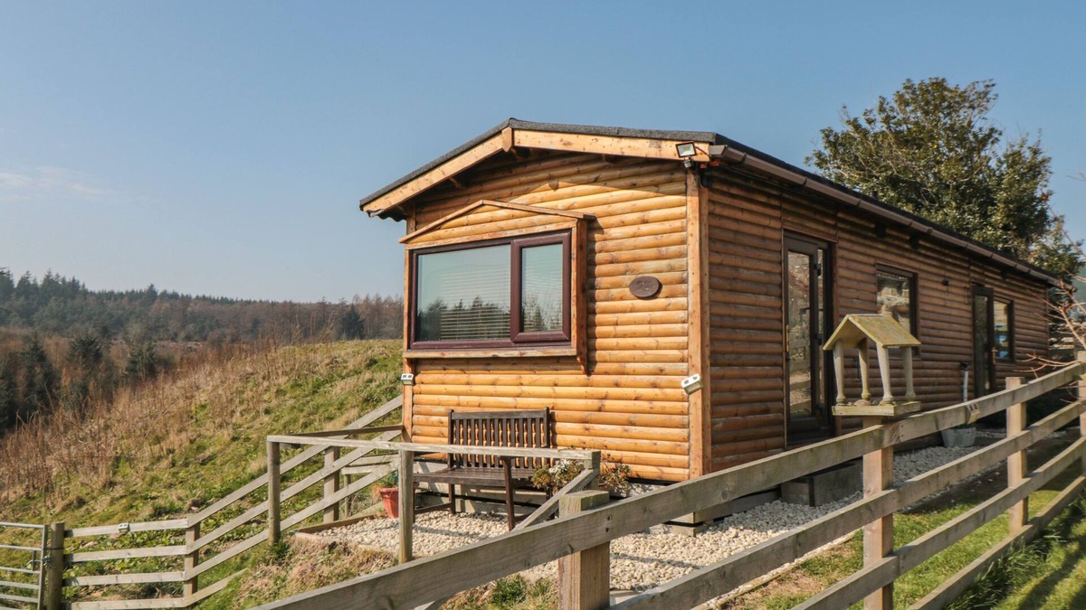 Cloughton Cottage | CASTLE VIEW CABIN, family friendly, with a garden in Cloughton
