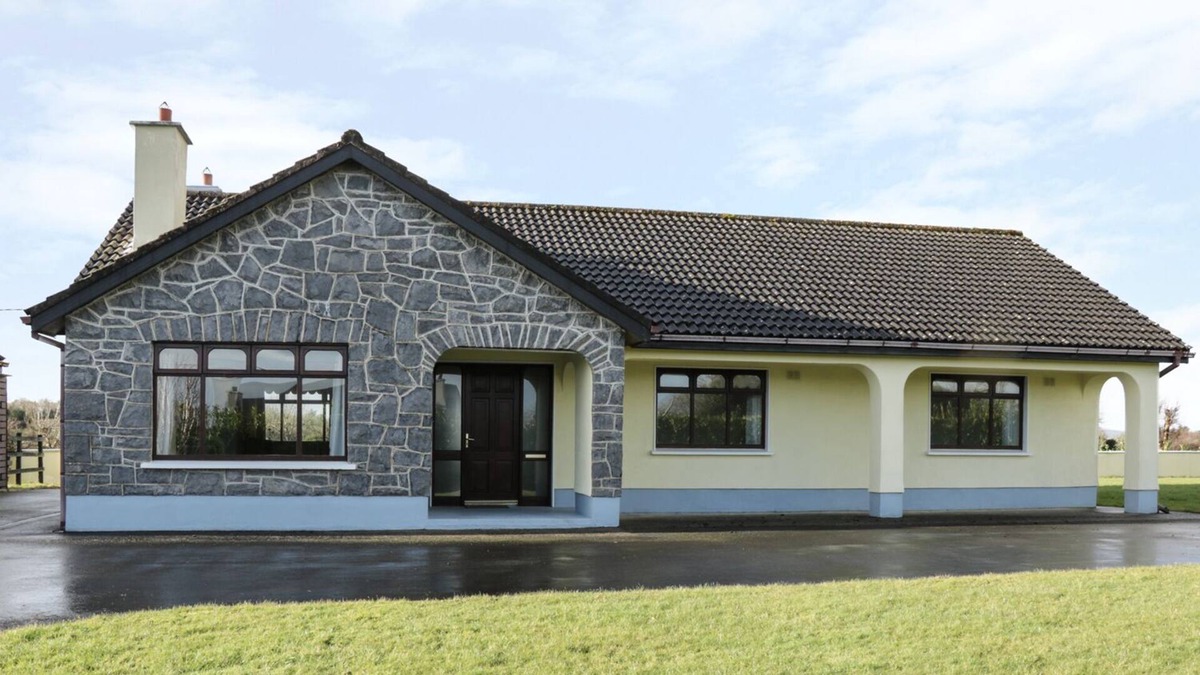 Carrowmoreknock House | CASTLE VIEW, family friendly in Oughterard, County Galway