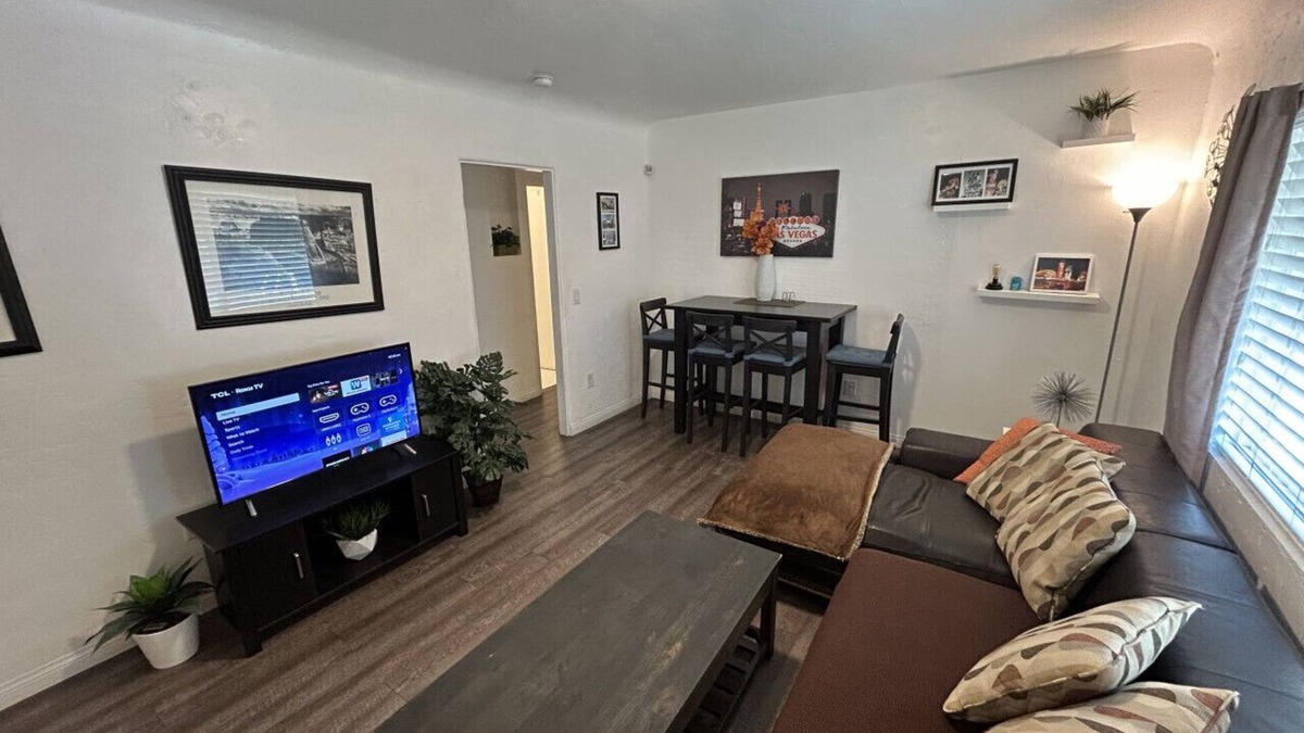 Downtown Las Vegas House | Casual #C 2queen Kids ok 1Story by Fremont St Pets pay more