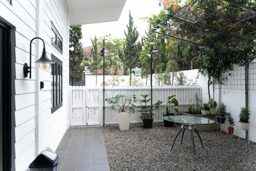 Astana Anyar Villa | Casuarina Villa - City Center American Classic Villa