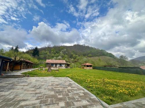 Metes House | Casuta de sub deal