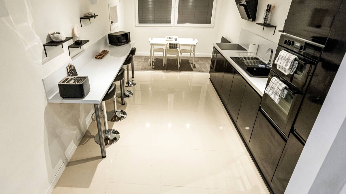 Bishopston Apartment | Caswell Bay modern 2 bedroom apartment sleeps 6 next to sauna retreat and beach