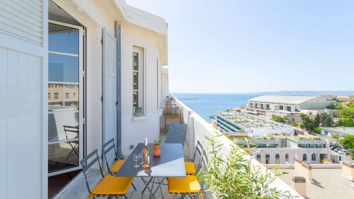 Le Pharo Apartment | Catalans sur Mer is an exceptional apartment facing the Bay of Catalans.