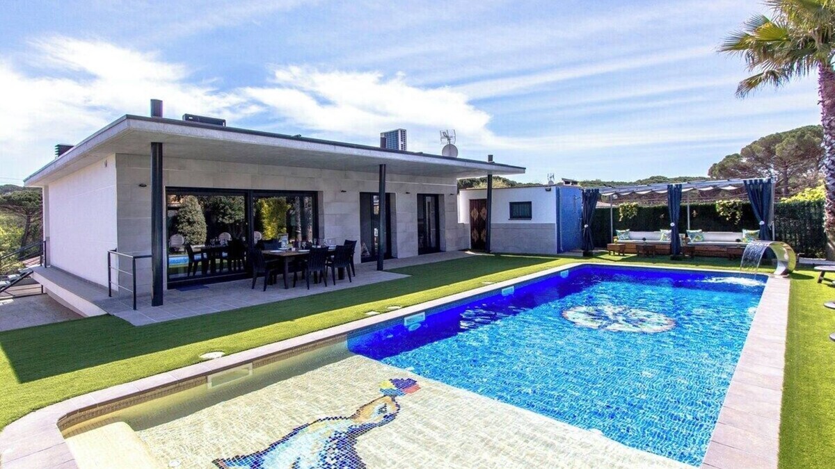 Sils Villa | Catalunya Casas: Modern Vacation Paradise 'Villa Ainmi' on the Costa Brava!