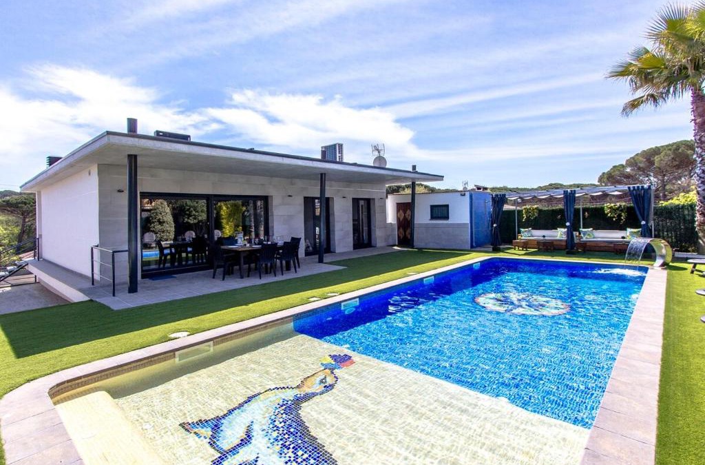 Sils Villa | Catalunya Casas Modern Vacation Paradise 'Villa Ainmi' on the Costa Brava!