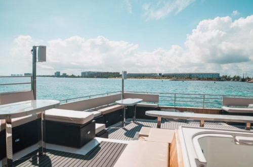 Zona Hotelera Boat Rental | Catamarán de lujo HASTEN