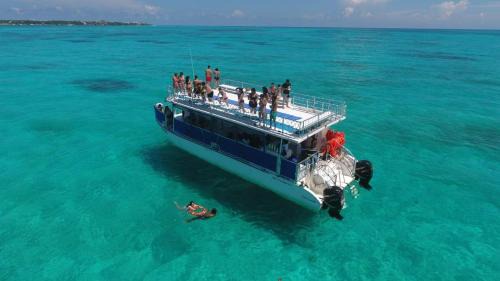 La Isla Boat Rental | Catamaran Fragata Cancun