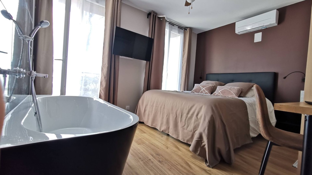Moyen-Vernet Apartment | Catana T2 with bathtub