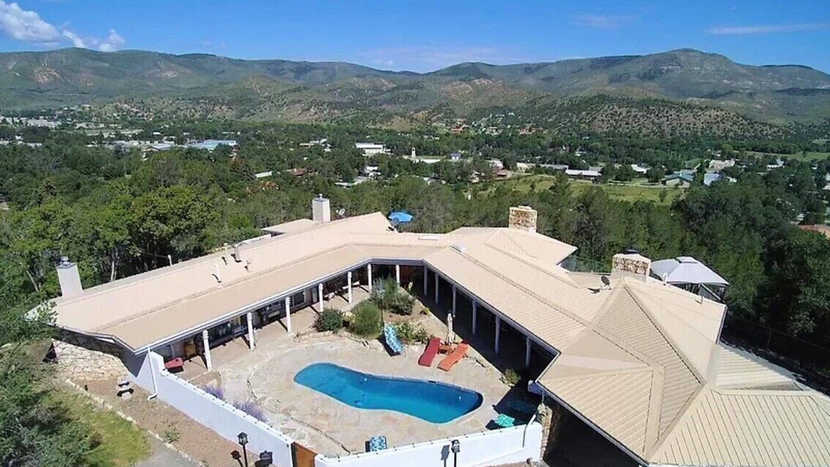 Ruidoso Downs House | Catch a "Tiger by the Tail"! Pet Friendly with pool table.