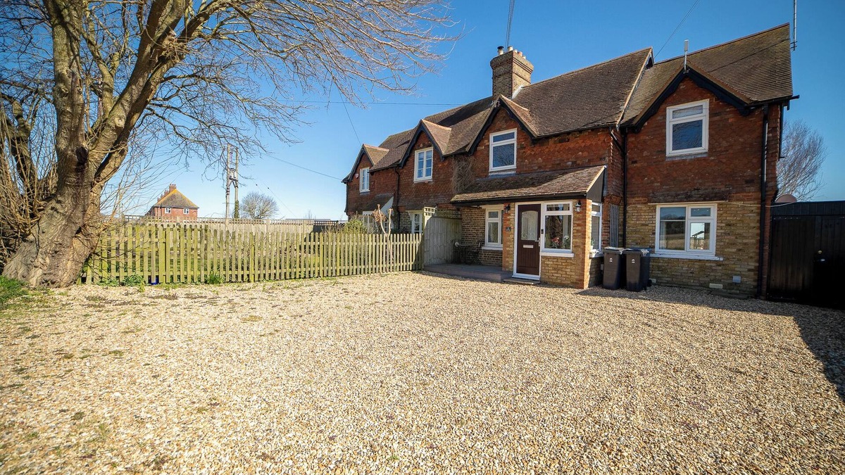 Worth Cottage | Caters for up to 8 guests in Worth village situated between Sandwich & Deal Kent