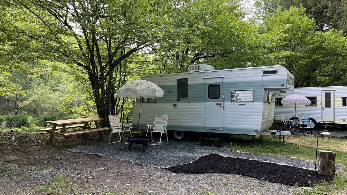 Parksville House | Catskills Beautiful 1964 Vintage Camper "Fannie"