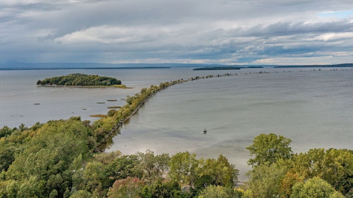 Malletts Bay Cabin | Causeway Cottage: Lake Beach & NY Biking Ferry