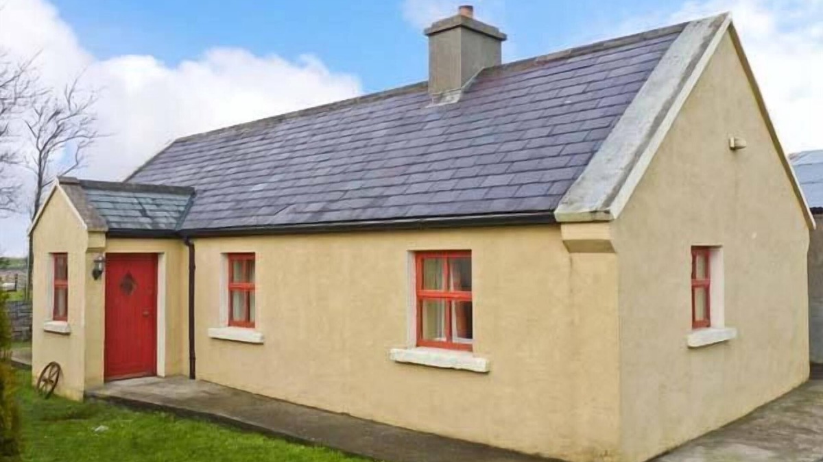 Hollymount Cottage | CAVAN HILL COTTAGE, family friendly in Ballinrobe, County Mayo
